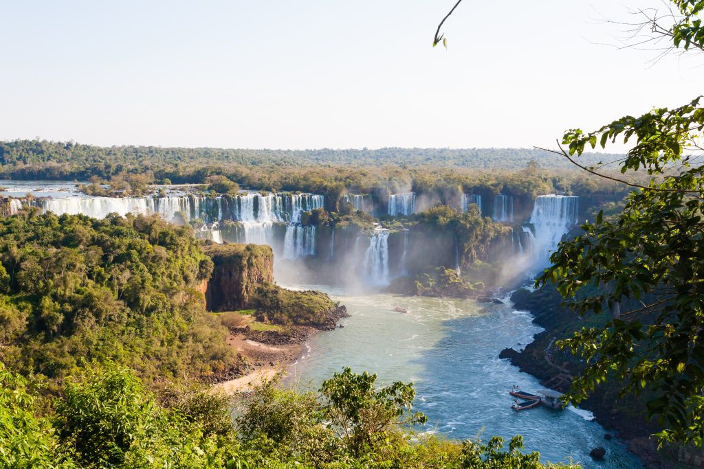 Cataratas del Iguaz&uacute; rodeadas de selva misionera